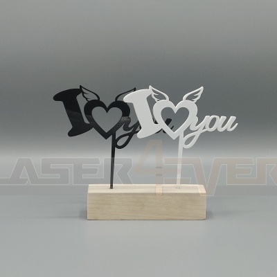 Decoração em madeira com as frases I coração you em preto e branco sobre base de madeira