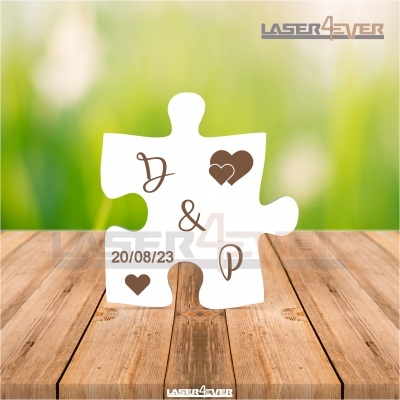 Peça de puzzle branca com letras e corações sobre superfície de madeira clara
