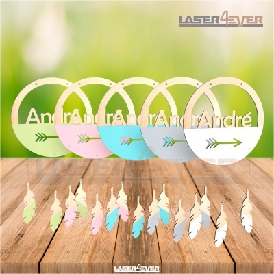 Enfeites circulares coloridos com nome André e penas penduradas