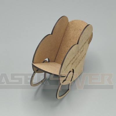 Cadeira miniatura em madeira MDF clara sobre superfície cinzenta