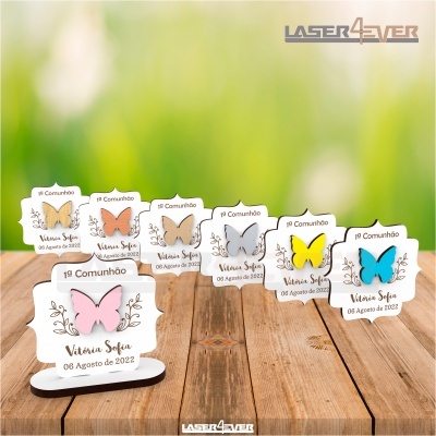 Recordações de madeira com borboletas coloridas para 1ª Comunhão, texto impresso, base branca sobre madeira