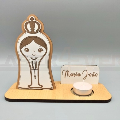 Conjunto decorativo em madeira clara com figura estilizada de Nossa Senhora, vela tealight e placa com nome