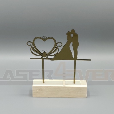 Escultura decorativa de casal dourado em base de madeira