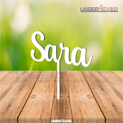 Objeto decorativo em madeira com o nome Sara em fundo verde