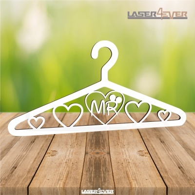 Cabide branco decorativo com corações recortados e letras MR em madeira