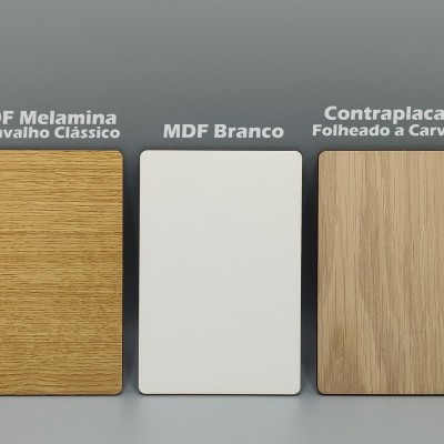 Três amostras retangulares de MDF e contraplacado com etiquetas escritas acima, sobre fundo cinza.