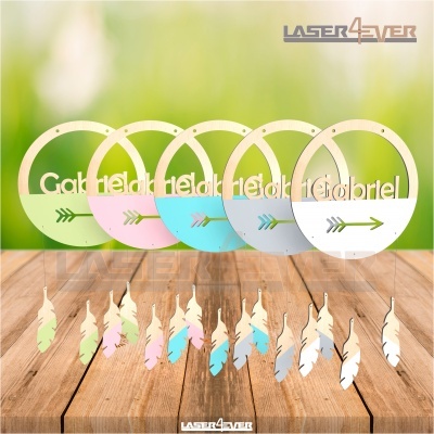 Suportes redondos de madeira com o nome 'Gabriel' e penas coloridas