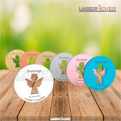 Lembranças redondas coloridas com anjo e texto para comunhão sobre mesa de madeira