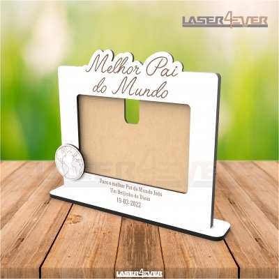 Moldura de mesa branca com texto 'Melhor Pai do Mundo' e espaço para foto, detalhe de moeda prateada e inscrição personalizada