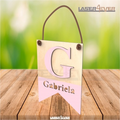 Pendente decorativo em madeira com letra G e nome Gabriela
