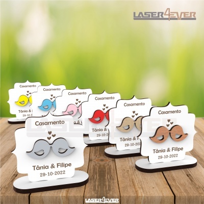 Marcadores de mesa para casamento com nomes, data e figuras de pássaros coloridos em madeira