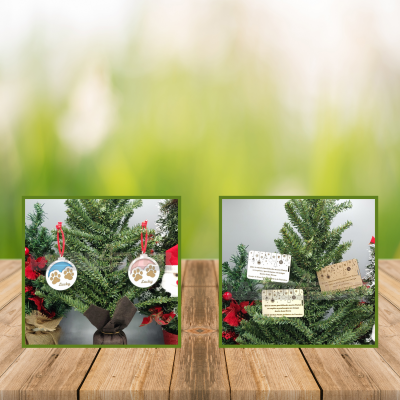 Árvores de Natal artificiais verdes com etiquetas decorativas penduradas