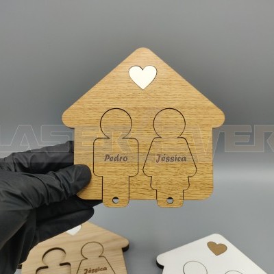 Suporte de madeira em forma de casa com recortes e nomes Pedro e Jéssica e coração no topo.