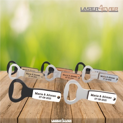 Abridores de garrafas com etiqueta personalizada em várias cores sobre superfície de madeira.