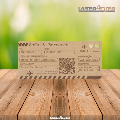 bilhete de embarque vintage de papel castanho com texto e código QR em cima de mesa de madeira