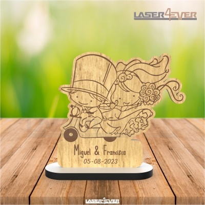 Abajur decorativo de madeira com casal de noivos gravado e base branca e preta