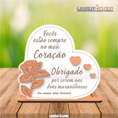 Figura decorativa de coração com texto em português e detalhes em madeira sobre superfície de madeira