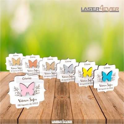 Lembranças de Crisma com borboletas coloridas e nome Vitória Sofia sobre madeira