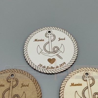 Medalhões redondos em madeira com âncora, nomes e data gravados