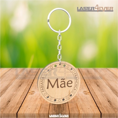 porta-chaves redondo de madeira com gravação a laser Mãe e nomes, com corrente metálica