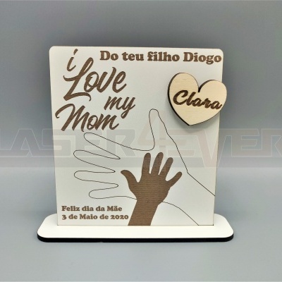 Placa decorativa em madeira com gravuras de mãos e texto em castanho