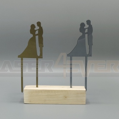 Dois marcadores de bolos metálicos em forma de casal a dançar, um dourado e outro cinza, com base de madeira