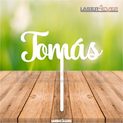 Decoração em madeira branca com o nome Tomás sobre mesa de madeira