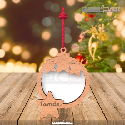 Enfeite de árvore de Natal redondo em madeira com estrelas e o nome Tomás