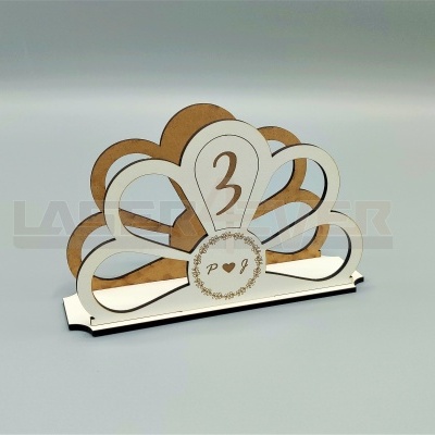 Suporte decorativo de madeira com design em flor e números, em fundo cinzento