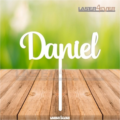 Decoração em acrílico branco com o nome Daniel sobre madeira clara