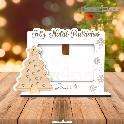 Moldura de fotografia natalícia com árvore de Natal decorativa e texto em português.