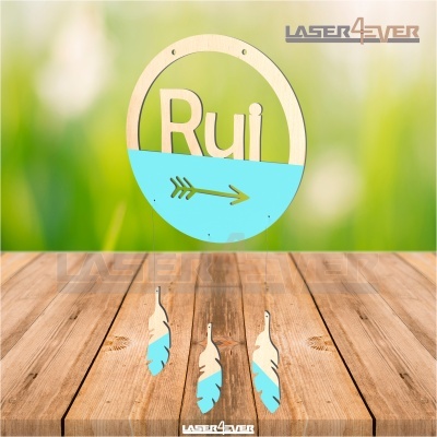Decoração pendurada em madeira com o nome 'Rui' e penas azuis