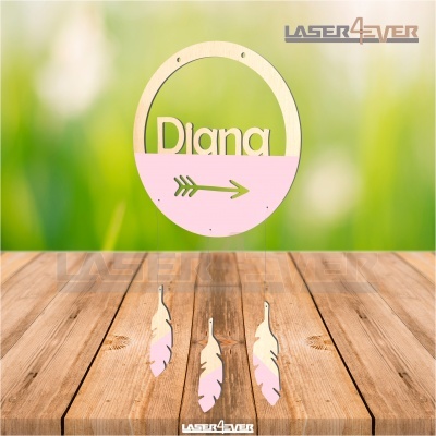 Pendente decorativo de madeira com o nome Diana e penas suspensas em duas cores