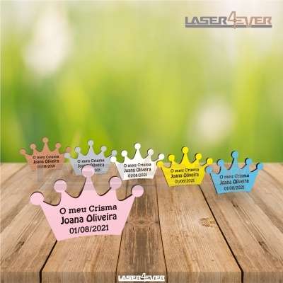 Lembranças em forma de coroa coloridas com texto personalizado em acrílico.