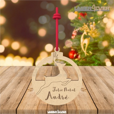 Anilha de madeira decorativa de Natal com rena e texto gravado, pendurada com cordão vermelho