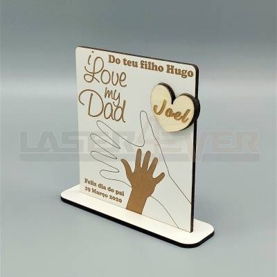 Pedestal decorativo de madeira com texto e silhuetas gravadas, incluindo coração com nome 'Joel'