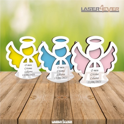 Três figuras decorativas de anjos coloridos com texto sobre uma mesa de madeira.