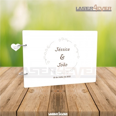 Livro de memórias branco personalizado com nomes Jéssica & João e data 16 de Julho de 2022