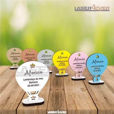 Lembranças de batismo em forma de balão coloridas em madeira com texto personalizado