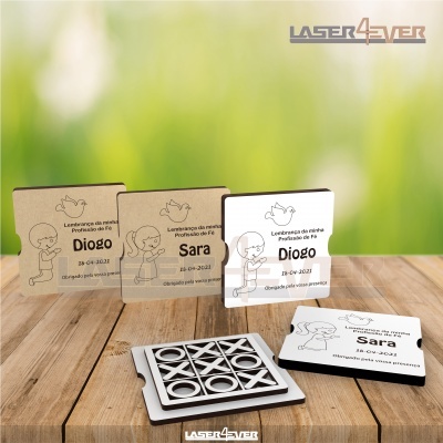 Jogo da velha com tampas personalizadas em madeira e acrílico