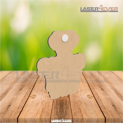 Figura decorativa em cartão castanho sobre madeira clara com fundo verde desfocado