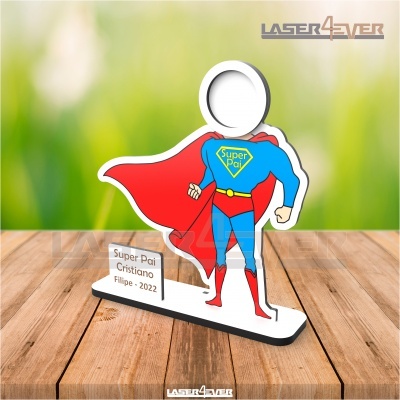 Figura acrílica de super-herói com base personalizada sobre superfície de madeira