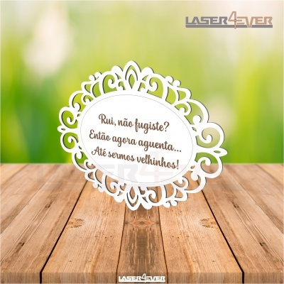 Placa decorativa branca oval com texto em português sobre base de madeira