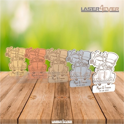 Figuras em acrílico de noivos num carro de várias cores com texto personalizado