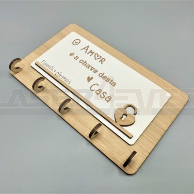 suporte de madeira clara com ganchos e placa branca decorativa com texto e nome família