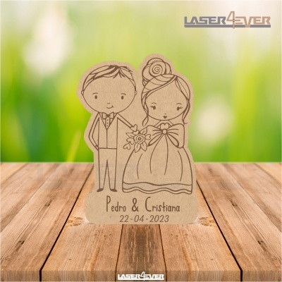 Topo de bolo em madeira com gravação laser de casal de noivos e texto personalizado