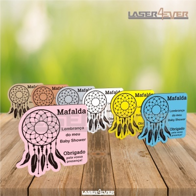 Lembranças de manteiga coloridas com filtro dos sonhos e texto em português para Baby Shower sobre mesa de madeira