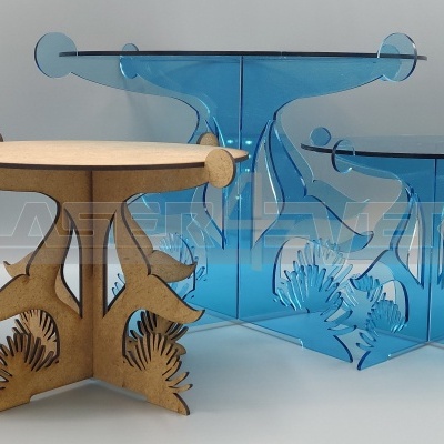 Três suportes decorativos de mesa com golfinhos em acrílico azul e MDF castanho
