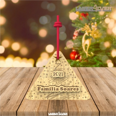 Pendente de madeira triangular com gravação 'Família Soares 2021' e árvore de Natal