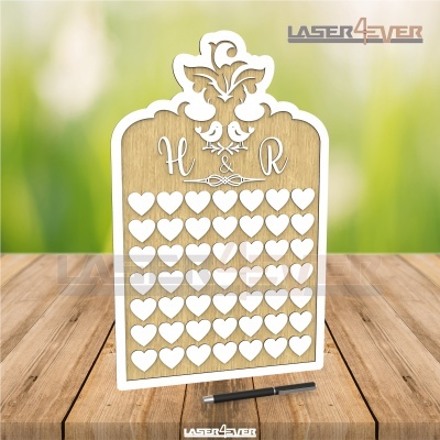 Quadro decorativo em madeira com moldura branca e corações vazados no centro